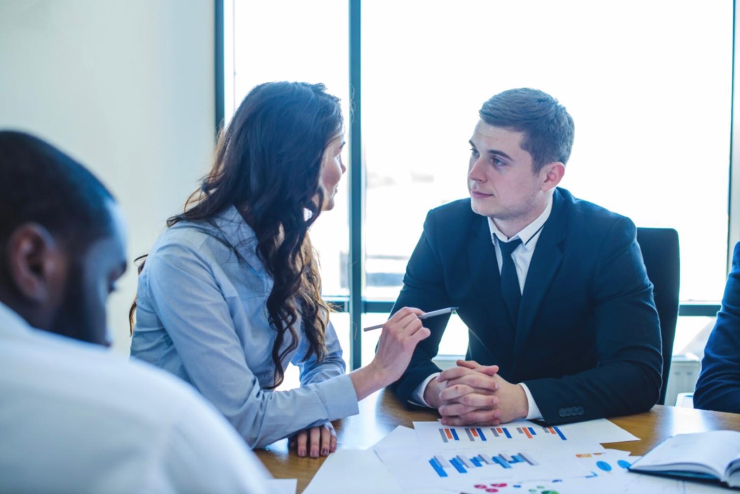 Análisis de estrategias de negociación en contextos financieros reales